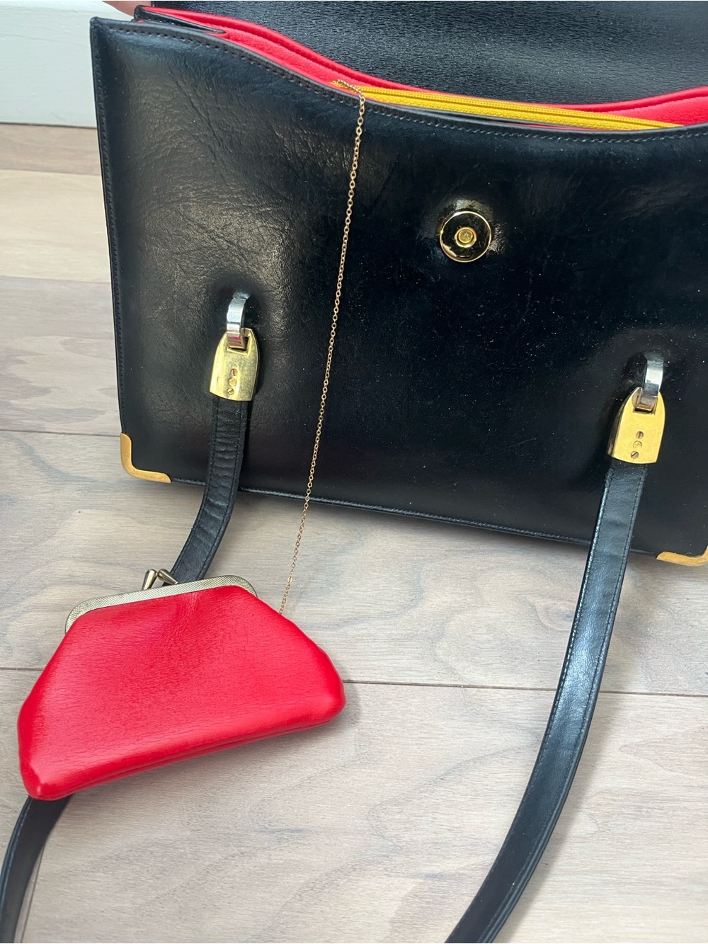 VTG Koret Black Leather Shoulder Bag with Gold Trim & Coin Purse - Picture 3 of 10